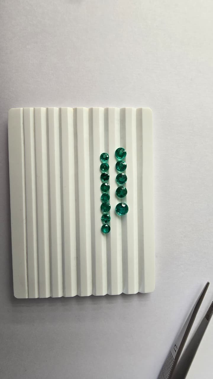 Round-cut emerald parcel