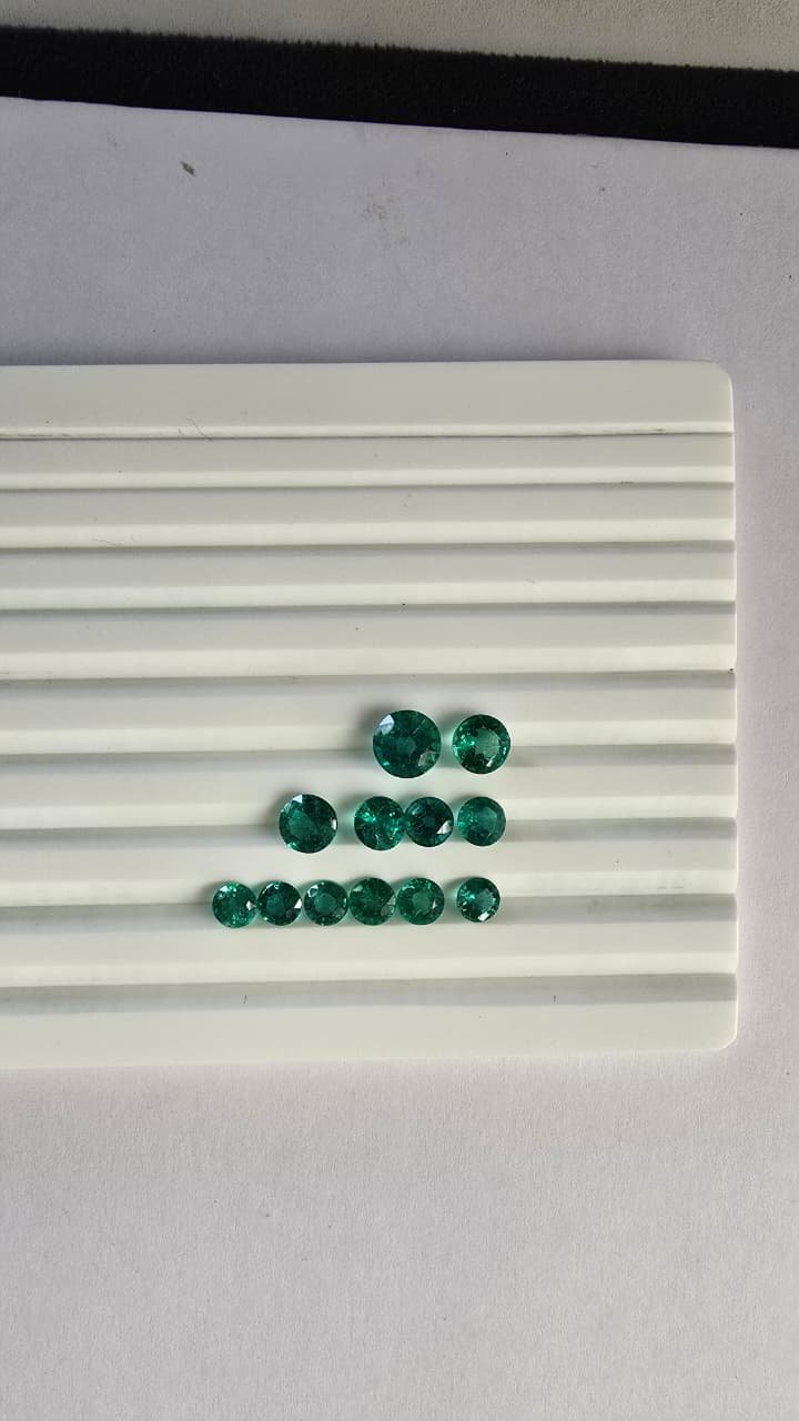 Round emerald parcel arrangement