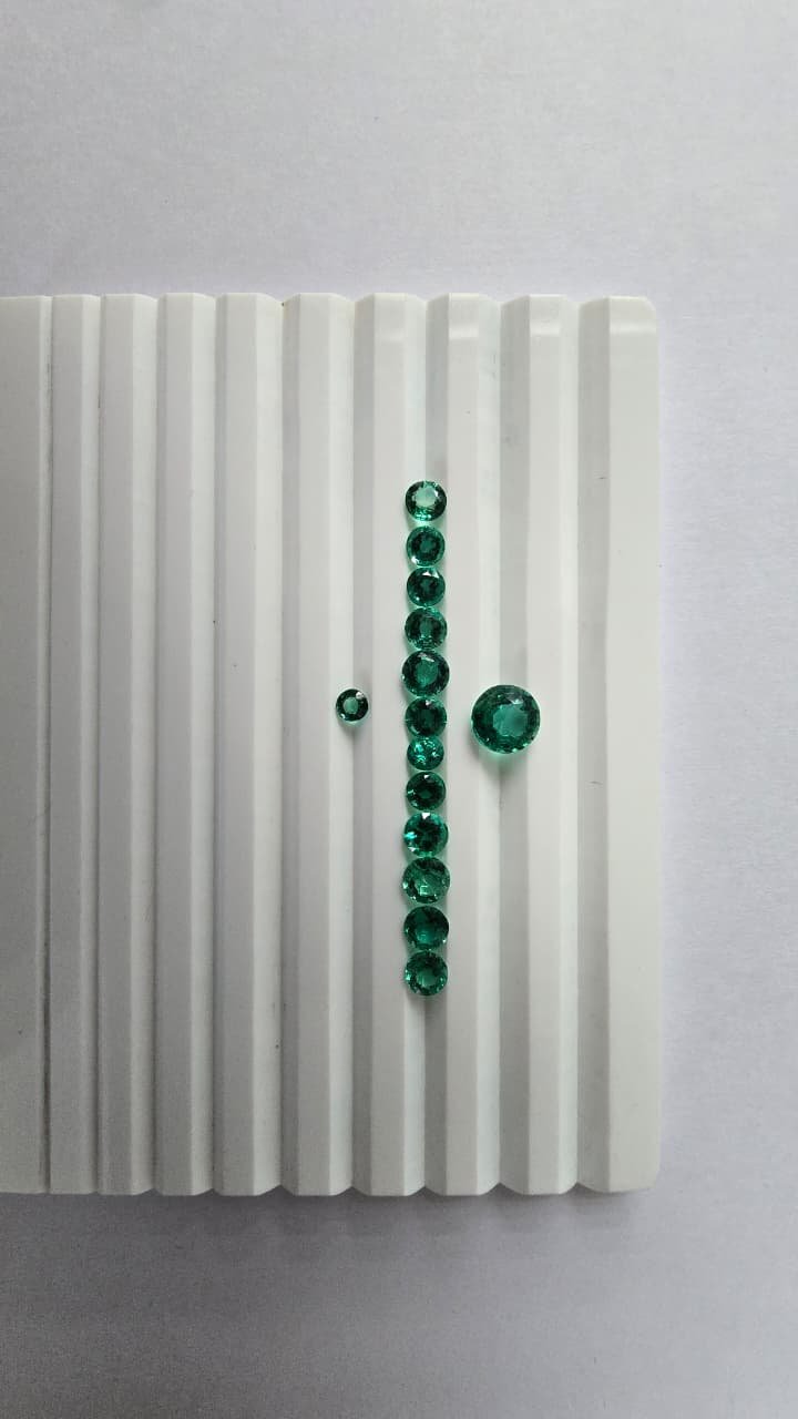 Graduated round emerald parcel